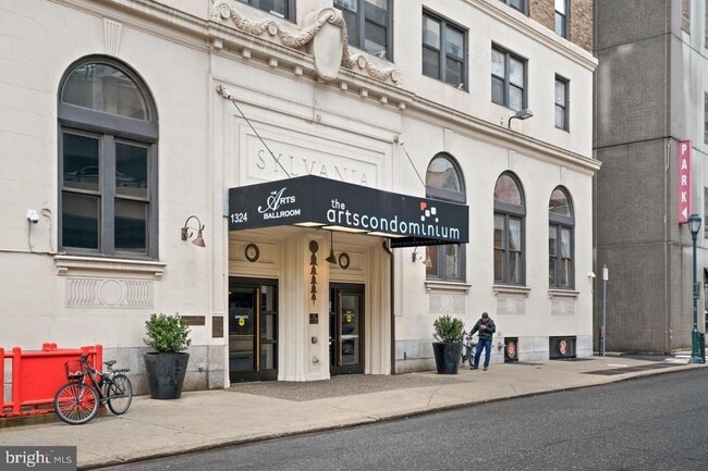 Building Photo - 1324 Locust St Unit 1012