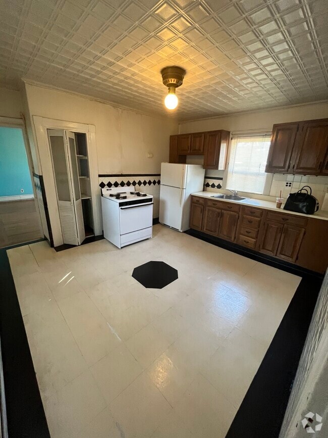 Building Photo - 74 Otis St Unit 2R Rental