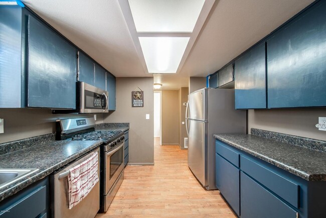 Photo - 3 Bed/ 2.5 Bath Greenlaw Townhouse w/2 Car Garage! - Mountain Views! - Students & Pets OK! Avail....