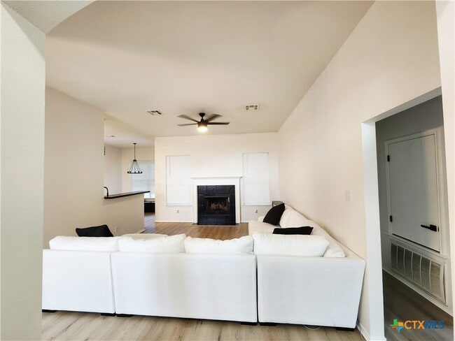 Photo - 1212 Neuberry Cliffe