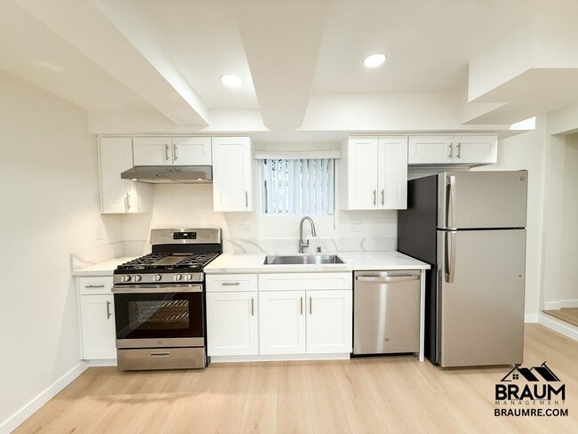 Photo - 15634 Leadwell St Unidad 15