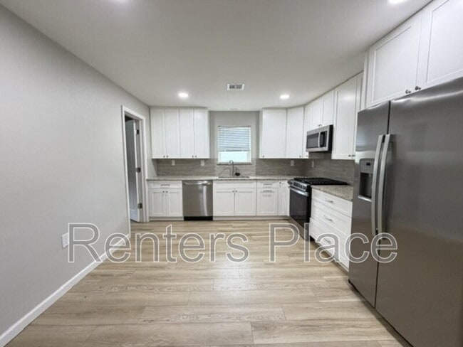 Photo - 711 N Main St