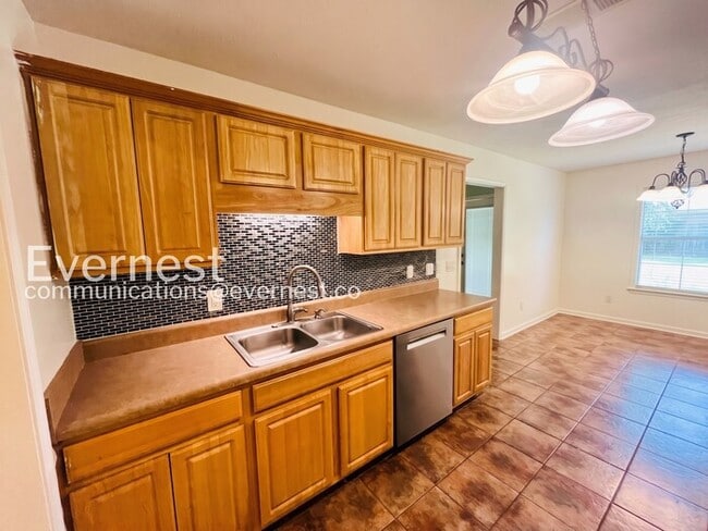 Photo - 3 Bed/2 Bath Home with Garage / Pet-Friendly / Vouchers Accepted / Available Now!