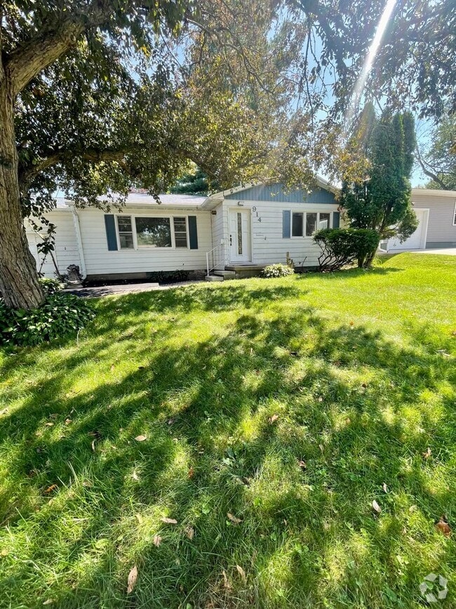 Building Photo - 3 bedroom, 1 bath home for rent in great l...