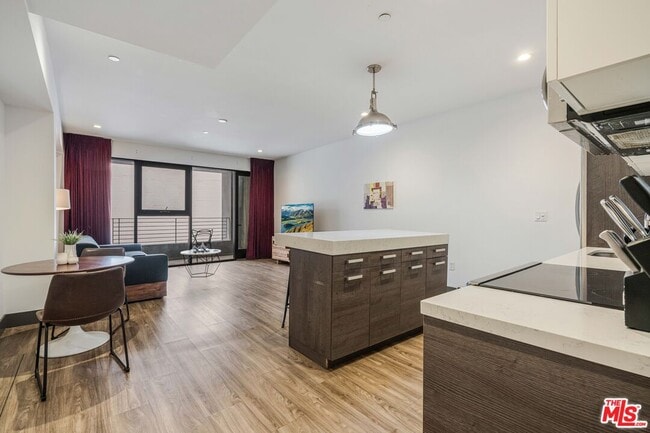 Building Photo - 932 S Hill St Unit 402