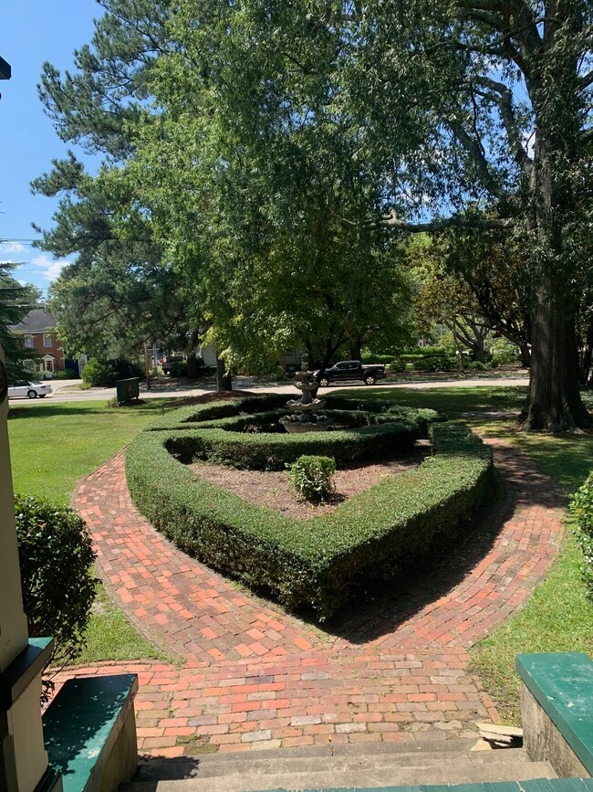 Photo - 105 Whitehead Ave NE