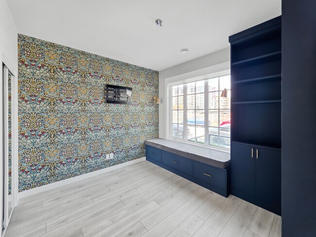 Photo - 8161-8168 8 Ave SW