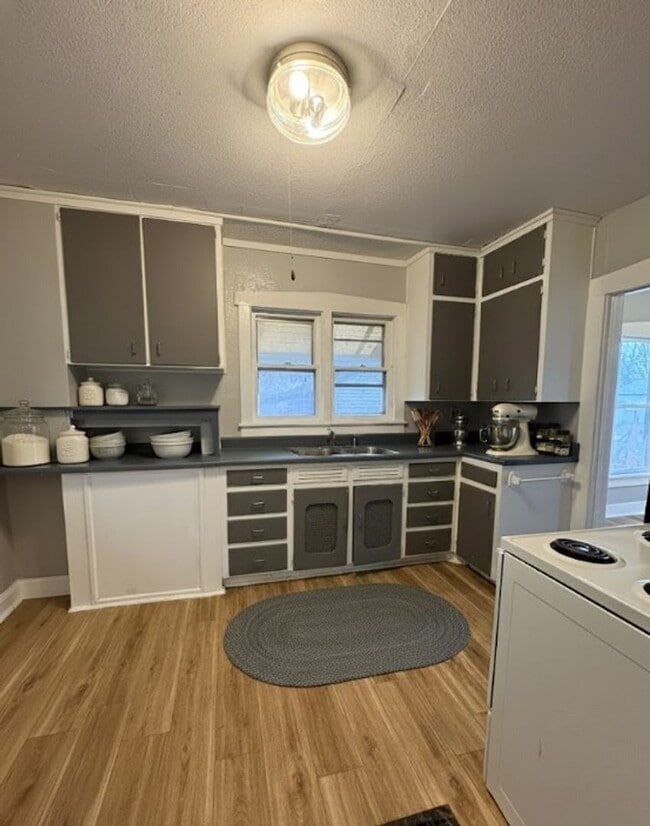 Building Photo - 2 Bed House for Rent!