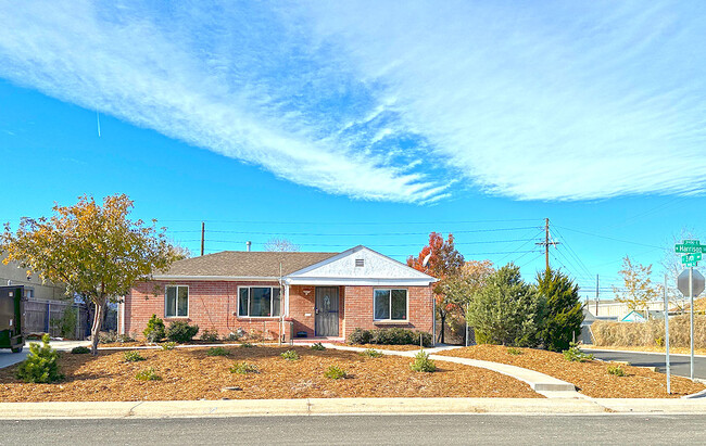 East Facing Driveway - 3871 Harrison St Casa