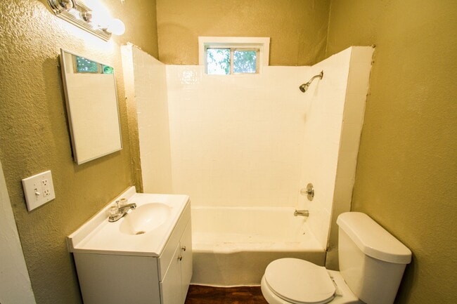 Building Photo - Amazing Home Near Downtown