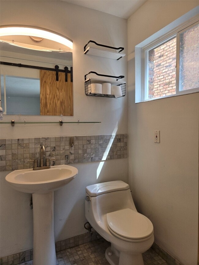 Building Photo - 1849 Marshall St Unit 2