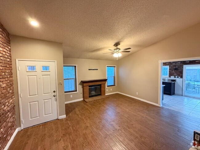 Building Photo - 2+2 Nice Home - Vaulted Ceilings, Fenced Y...