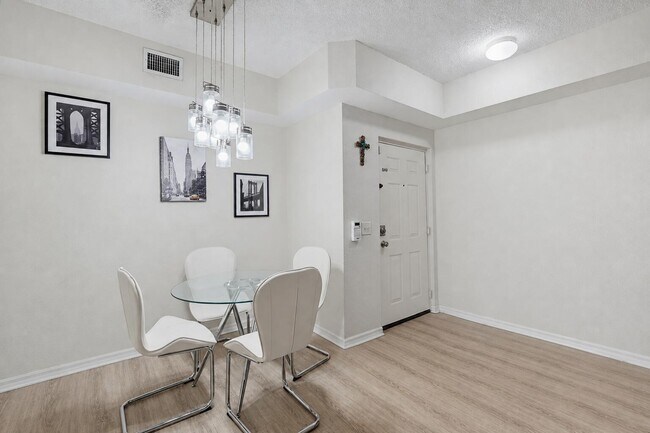 Building Photo - 350 Crestwood Cir Unit 306