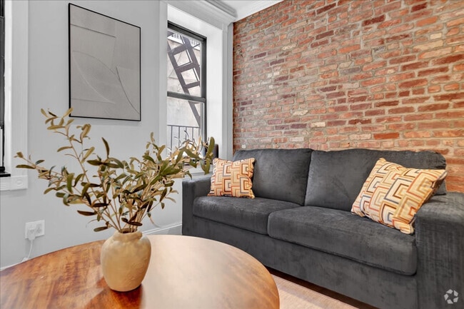 Building Photo - 346 E 18th St Rental