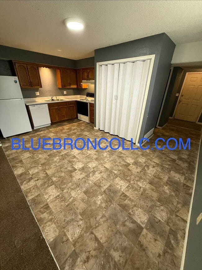 Photo - Updated unit with fresh paint and modern finishes!