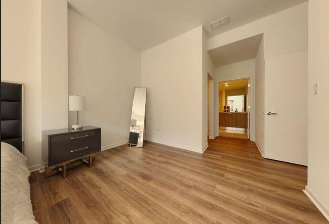 Building Photo - 3 bedroom in Chicago IL 60616 Unit 301 Rental