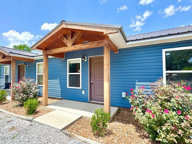 Building Photo - 1 Bedroom/1 Bathroom Triplex Unit in South... Rental