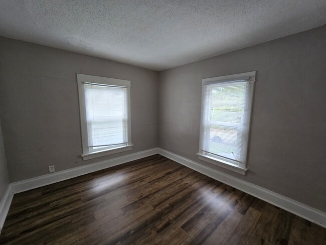 Building Photo - 408 1/2 Locust St Rental