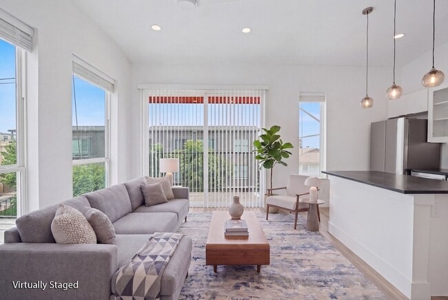 Building Photo - 2217 N Fitzhugh Ave Unit 302