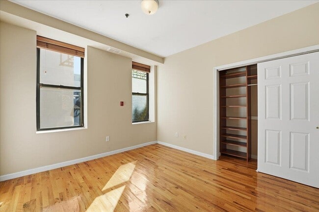 Building Photo - 129 Willow Ave Unit 3L