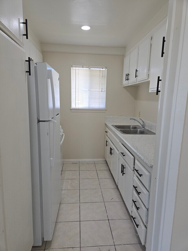 Photo - 2433 E Garvey Ave N Unidad 2