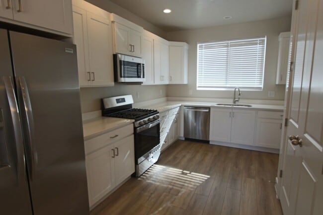 Photo - LIKE NEW: 2170+ SQFT and majestic VIEWS  3 Br 2.5 Ba 2 Car garage