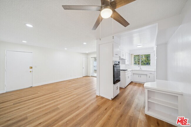 Building Photo - 842 Westbourne Dr Unit 8