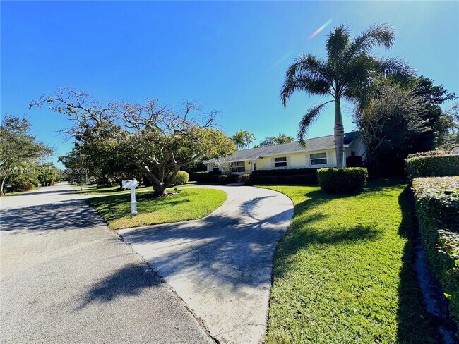 2448 Holly Ln