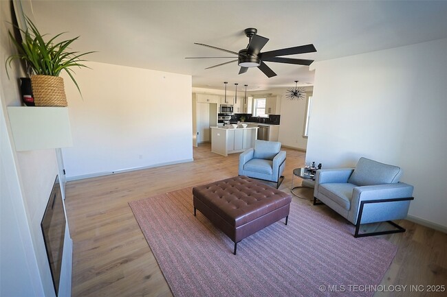 Photo - 112 W 2nd St Unidad D