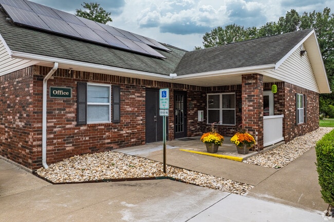 Monett Meadows (Sunset Villa Apartments)