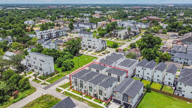 Photo - 2708 Nagle St