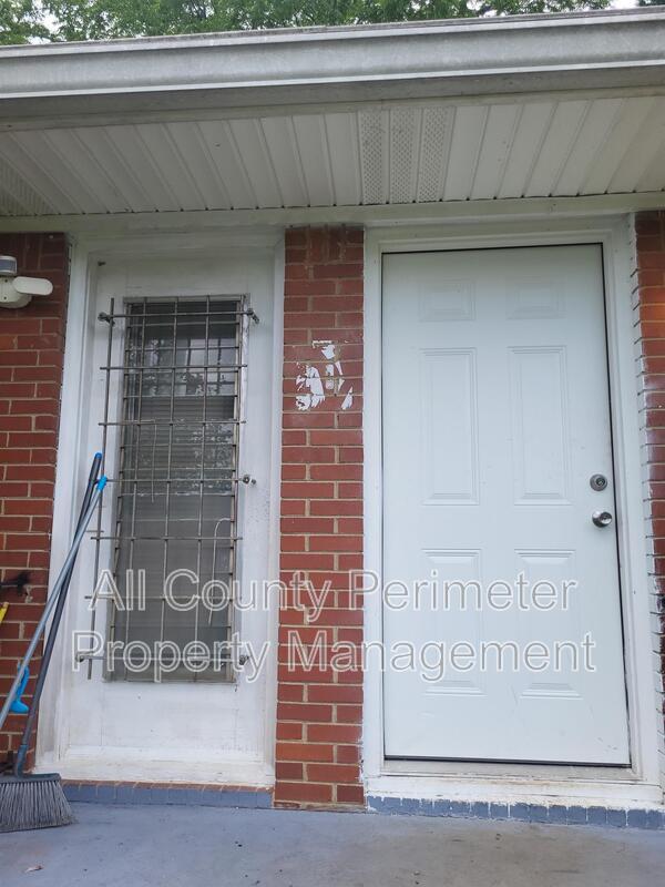 Photo - 1879 Chapman Ave