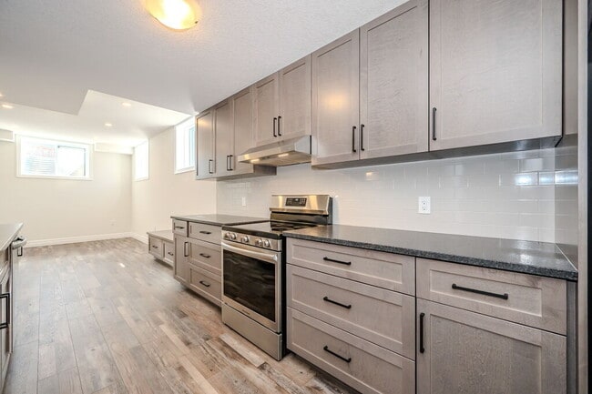 Building Photo - 236 Haylock Av Unit Lower