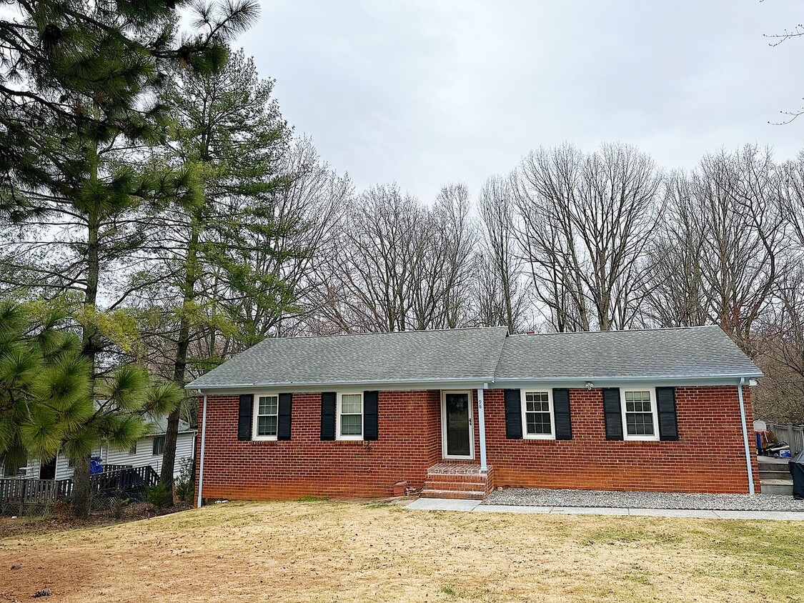 5 Bed / 3 Bath Home with Finished Basement - 5 Bed / 3 Bath Home with Finished Basement