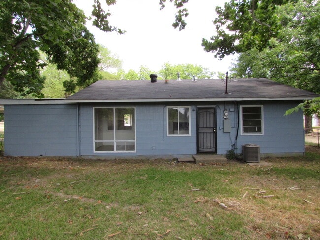 Photo - Amazing 3 bedroom/1 bath home with huge kitchen & Central Air/heat