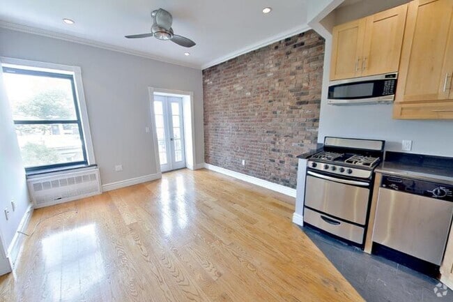 Building Photo - 424 E 9th St Rental