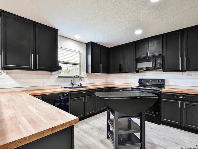 Photo - 7711 Stable View