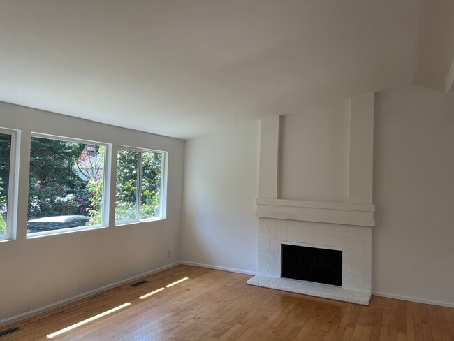 Photo - 4bd/2.75ba Bellevue Home