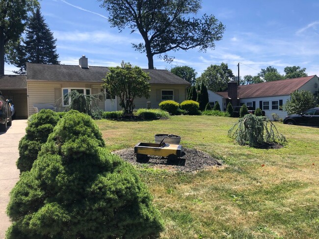 Building Photo - Great Family Home! 3 Bedroom/1 Bath Home o...