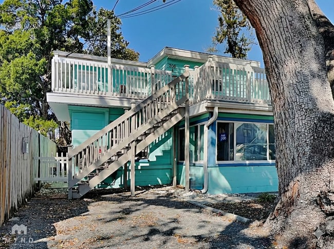 Building Photo - 208 Pine St Unit A