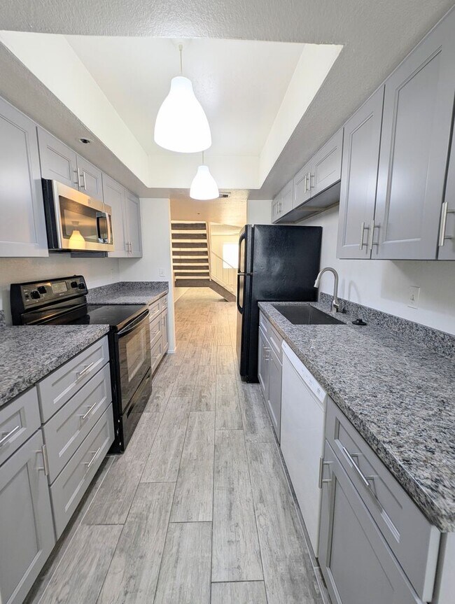 Building Photo - AVAILABLE NOW IN SO-SCO!!!! Rental
