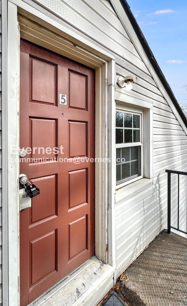 Building Photo - 413 N Moore Rd Unit 5