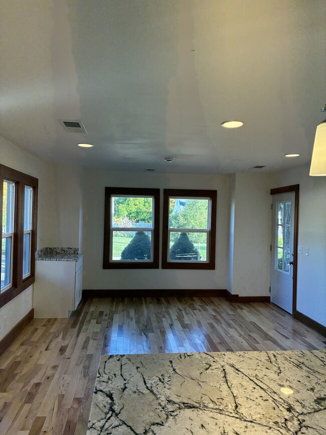 Photo - 875 W Oak St