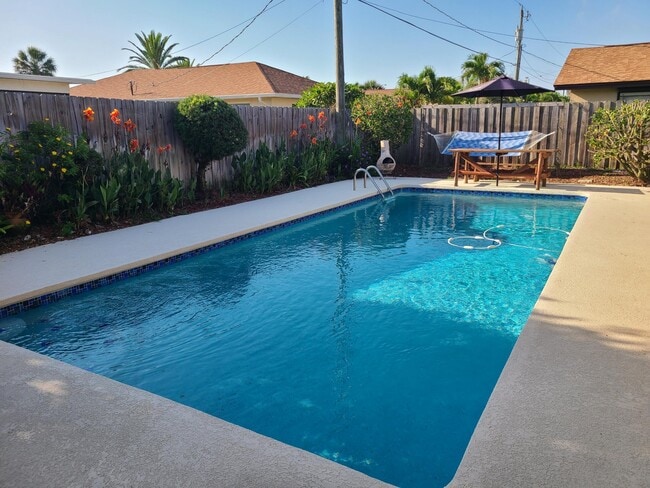 725 Hibiscus Dr