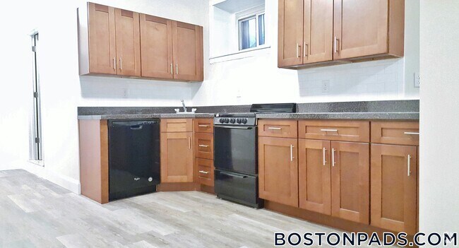 Building Photo - 1375 Commonwealth Ave Unit A Rental