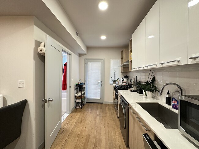 Photo - 2341 W Walton St Unidad 2