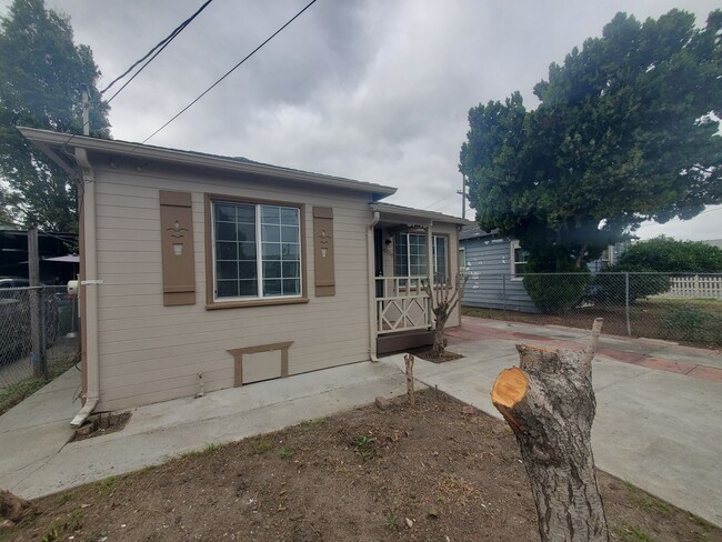 Building Photo - Gated & Spacious 2 Bed/1Bath Home W/ Yard ...