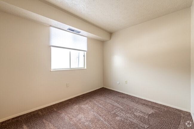 2BR, 1BA - 700SF