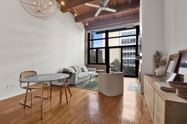 Building Photo - 525 W Superior St Unit 322