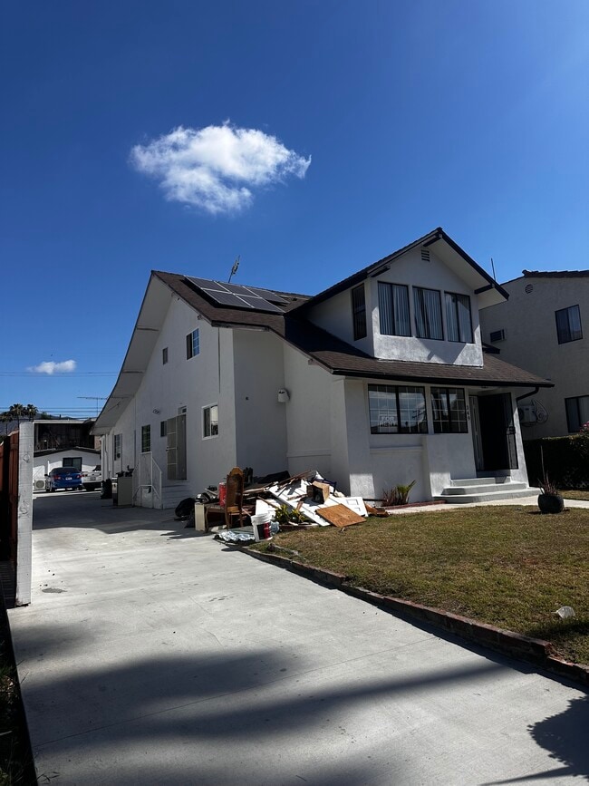 Building Photo - 349 W Lomita Ave Unit Upstairs duplex